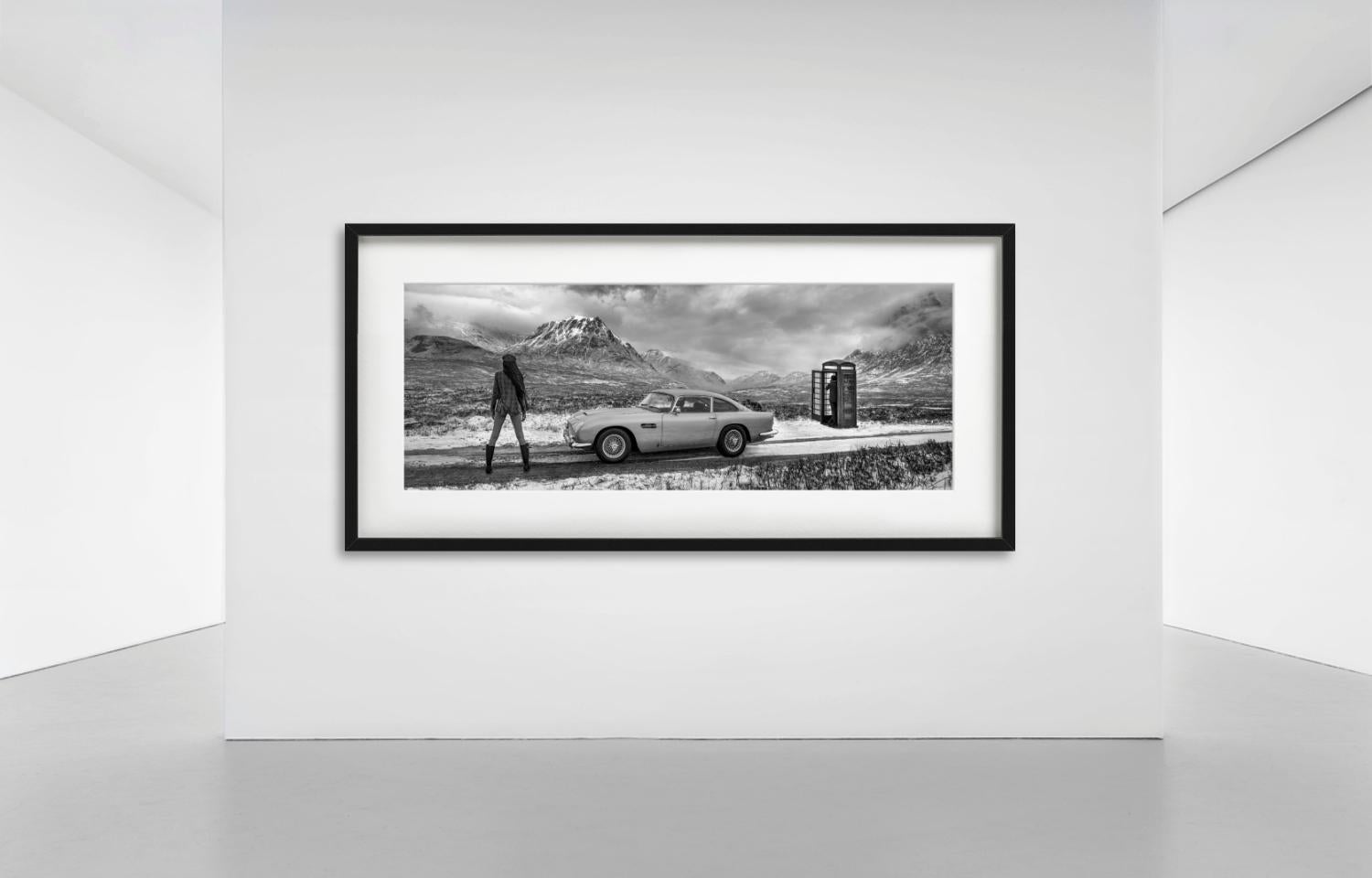 Bond in Bianco e nero, Fotografia d'autore 2025 in vendita 1
