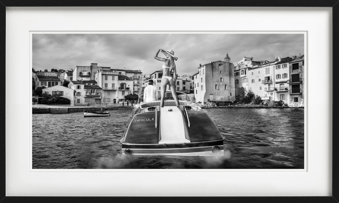 Brigitte – Modell auf Motorboot in St. Tropez, Kunstfotografie, 2024 im Angebot 5