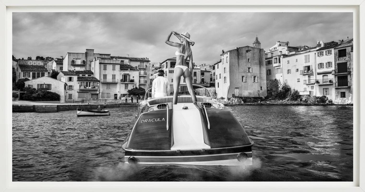Brigitte – Modell auf Motorboot in St. Tropez, Kunstfotografie, 2024 – Photograph von David Yarrow