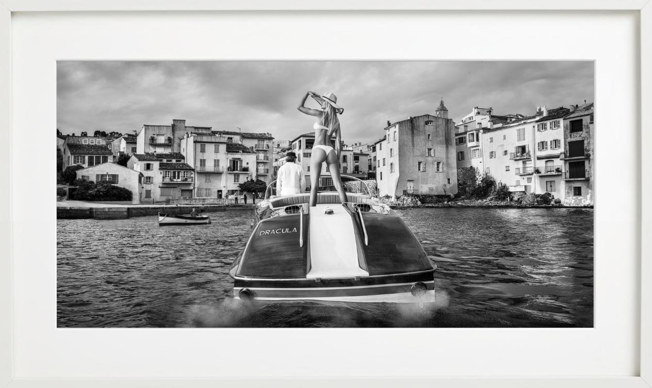 Brigitte – Modell auf Motorboot in St. Tropez, Kunstfotografie, 2024 (Grau), Black and White Photograph, von David Yarrow