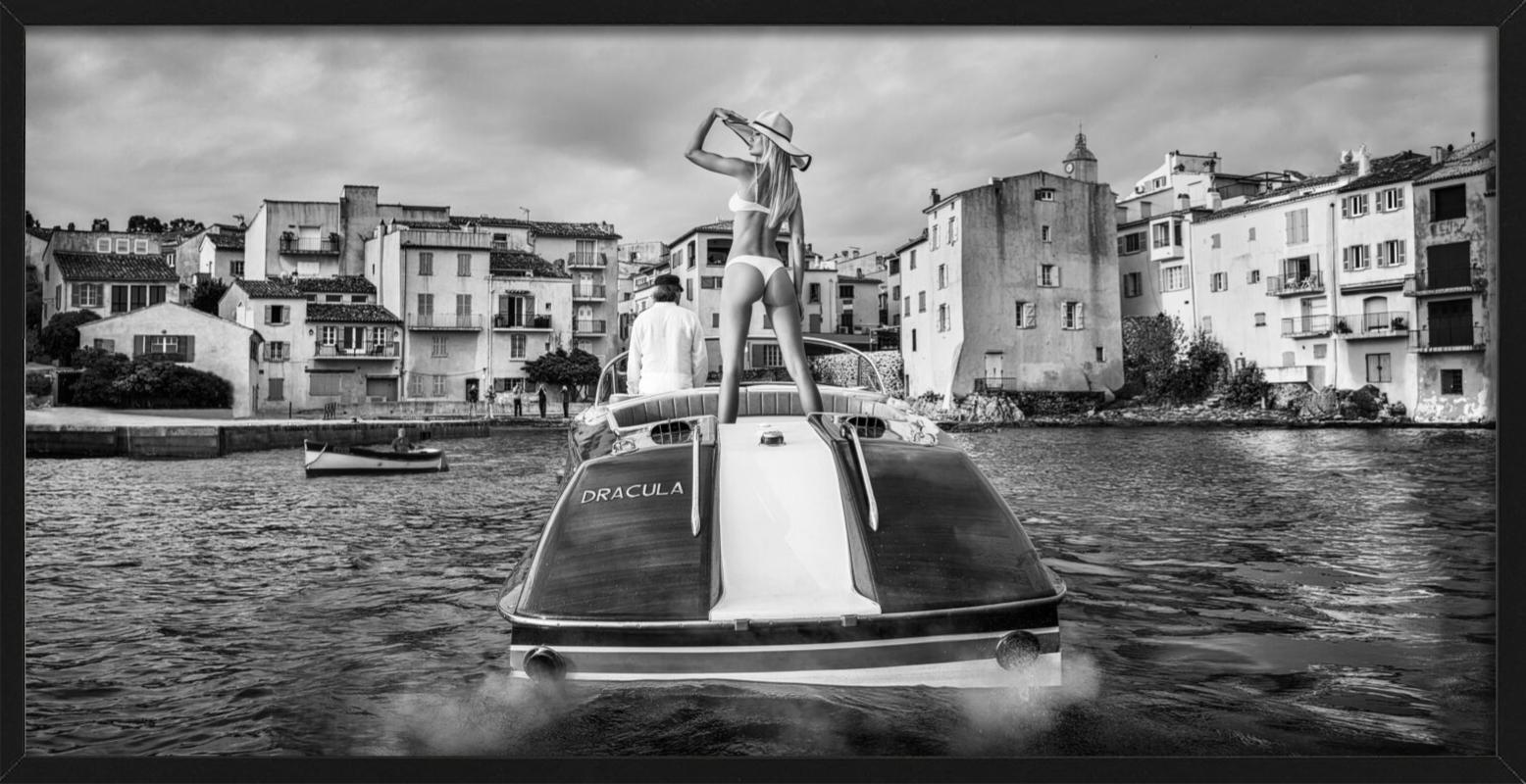 Brigitte – Modell auf Motorboot in St. Tropez, Kunstfotografie, 2024 im Angebot 3