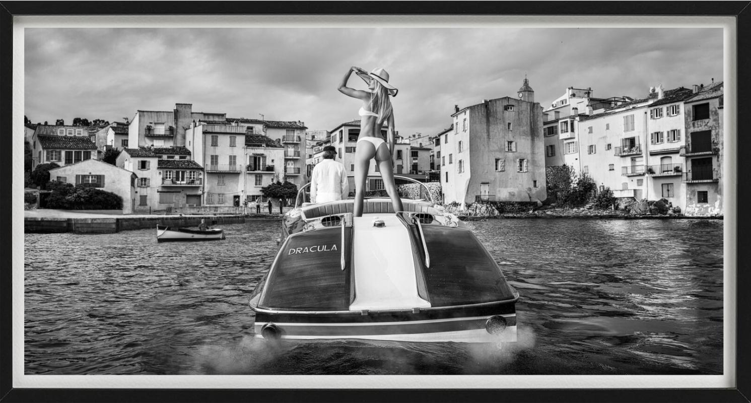 Brigitte – Modell auf Motorboot in St. Tropez, Kunstfotografie, 2024 im Angebot 4