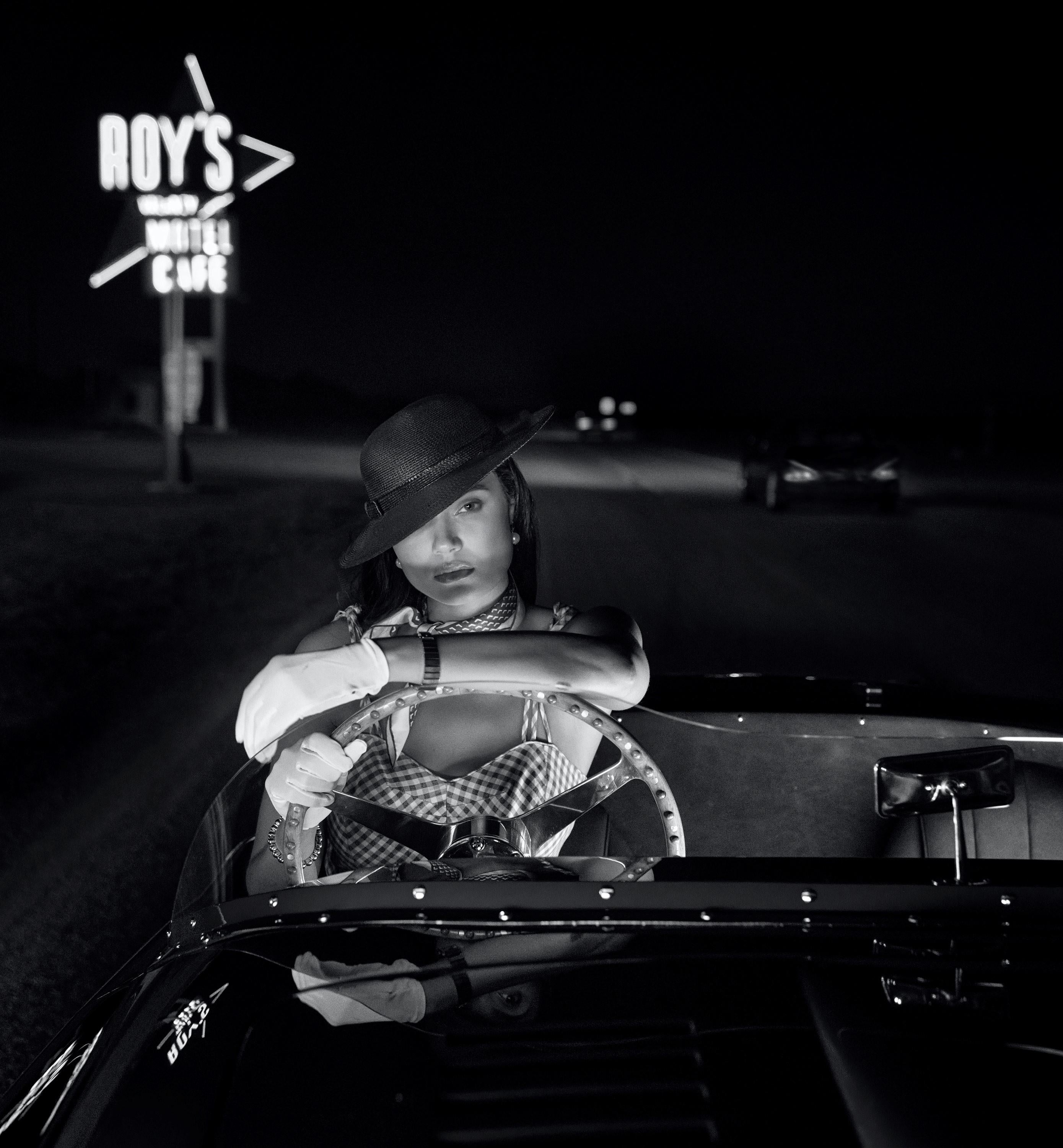 David Yarrow Figurative Photograph – Kalifornien des Träumens – b&w-Foto des Models Daniela Braga im Auto auf dem route66