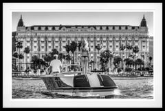 Cannes (Schwarzweiß) von David Yarrow - Architektur - Frankreich - Boot