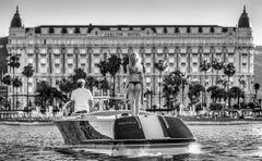 Cannes (Schwarzweiß) von David Yarrow - Architektur - Frankreich - Boot