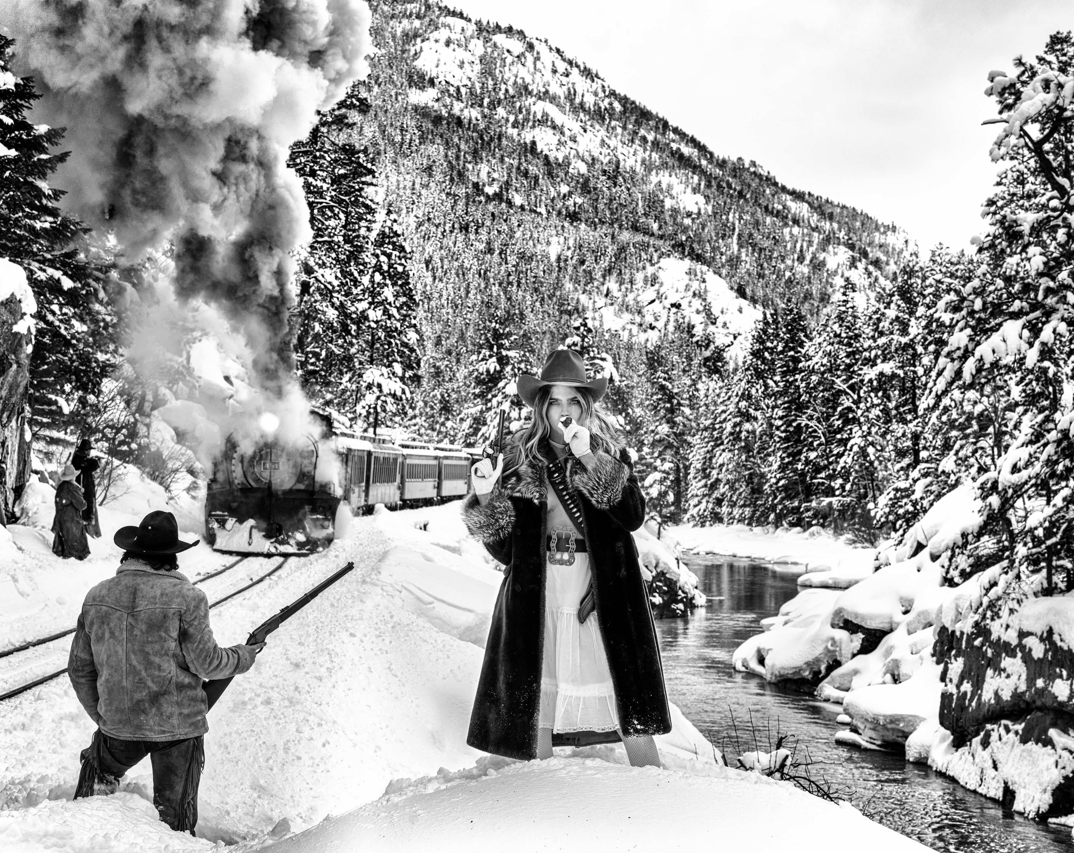 Black and White Photograph de David Yarrow - Cara y los ladrones