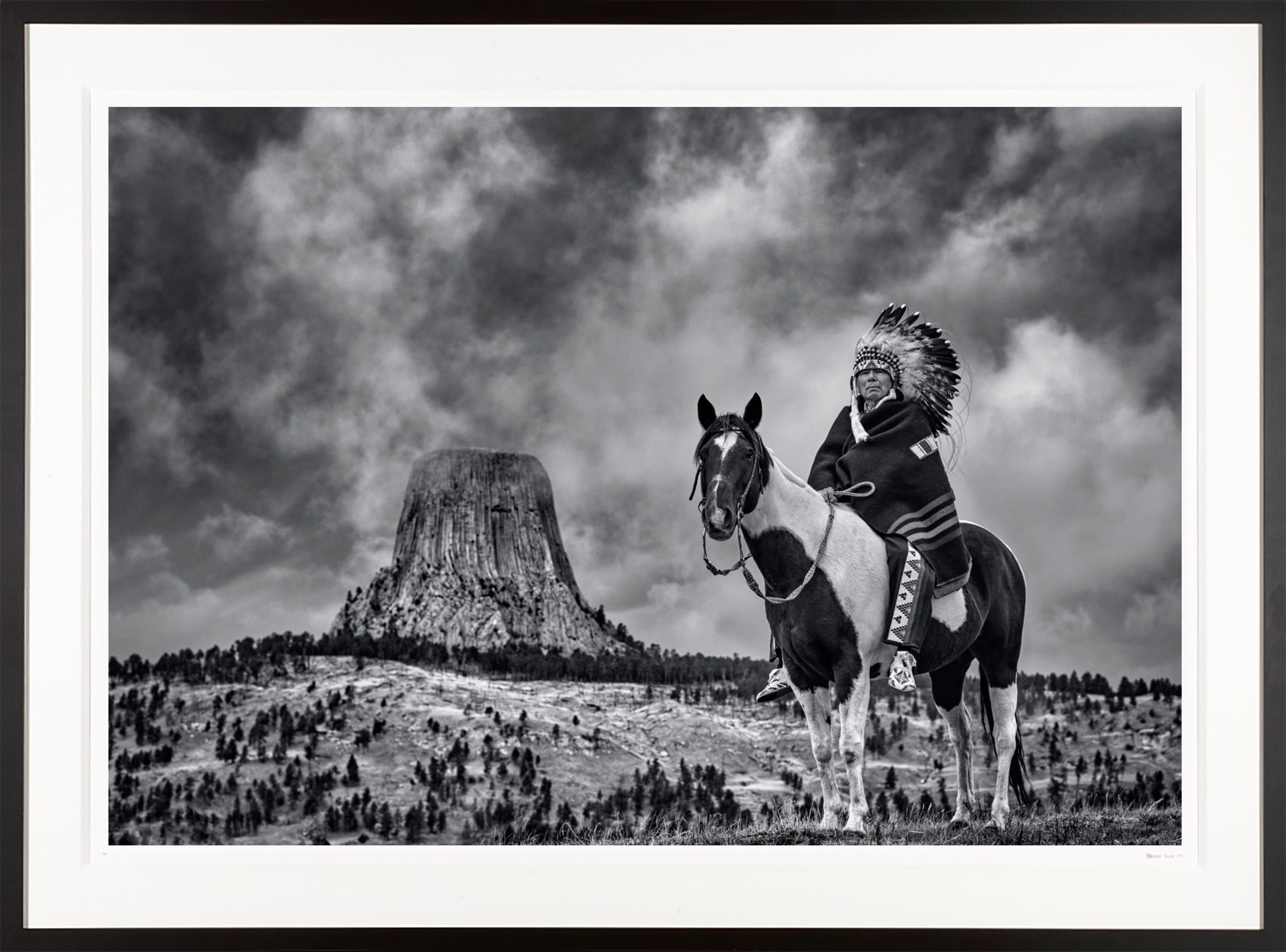 David Yarrow Landscape Photograph – „ „Chief““ Amerikanischer Indianer, fotografiert im Devil's Tower in Wyoming