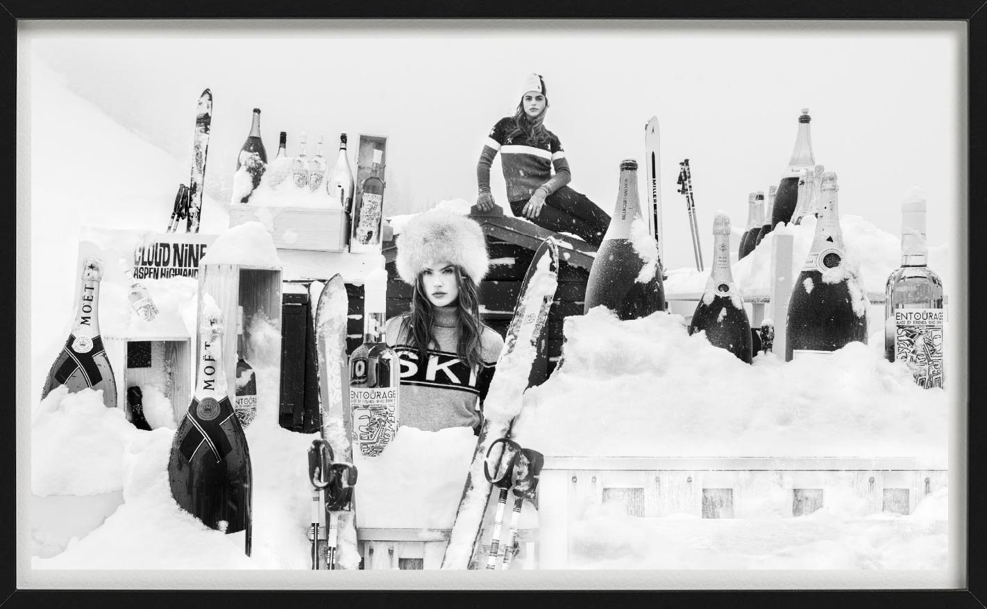 Cloud 9, Aspen - Aprés Ski con champán en la nieve, Fotografía artística, 2022 - Figurative Photograph Gris de David Yarrow