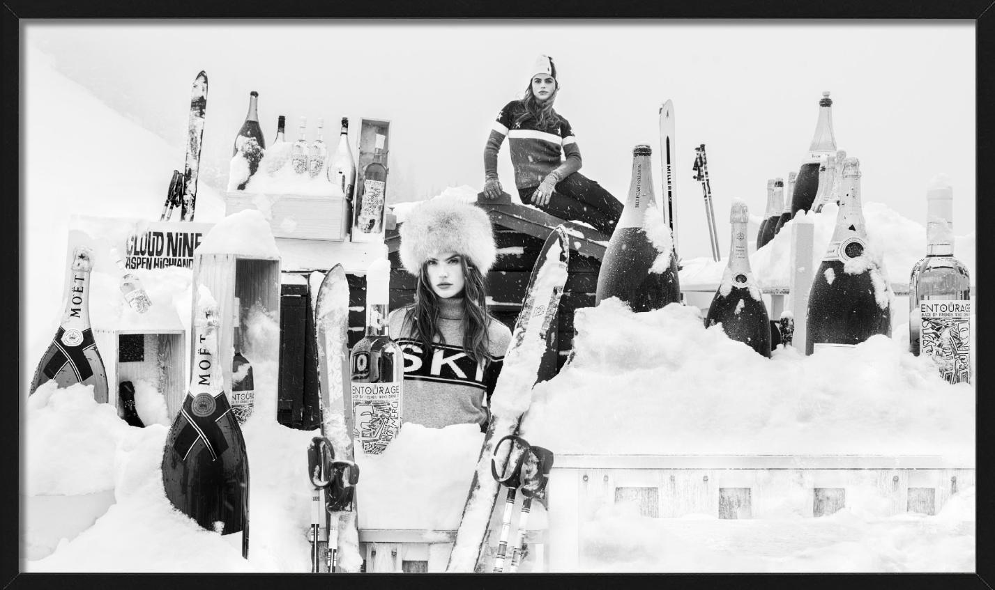 Modelos con ropa de esquí y botellas gigantes de champán en la nieve, fotografiadas por David Yarrow en 2022.

Todas las impresiones son de edición limitada. Disponible en varios tamaños. Enmarcado de alta gama a petición.

Todas las impresiones