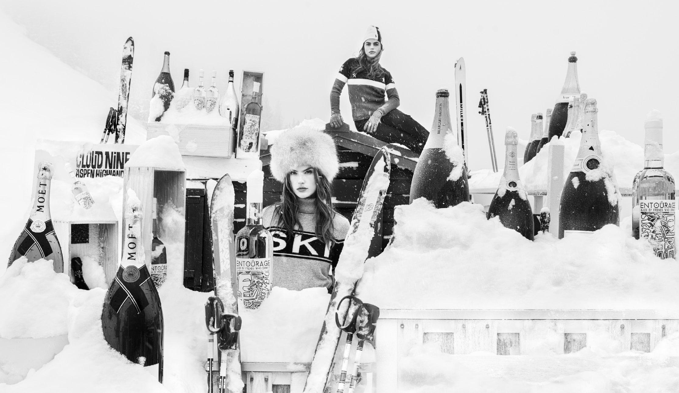Figurative Photograph de David Yarrow - Cloud 9, Aspen - Aprés Ski con champán en la nieve, Fotografía artística, 2022