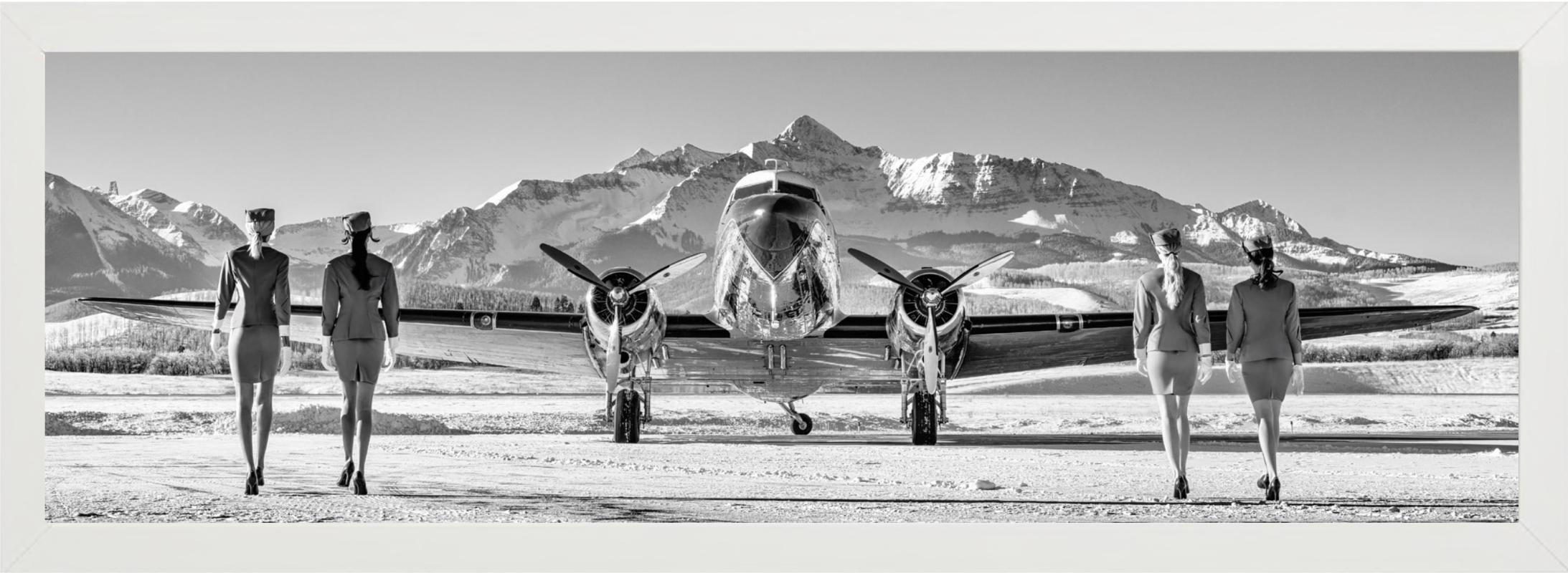 „Come fly with me“ – Silver Airplaine in Telluride, Fine Art Photography, 2023 im Angebot 2