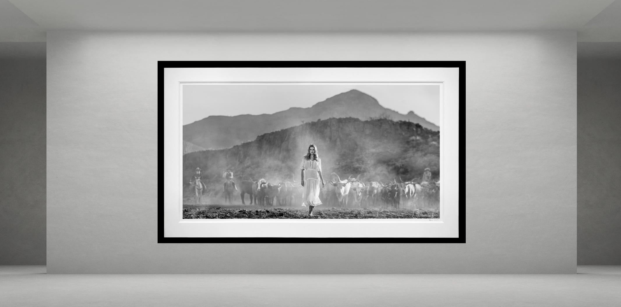 Cowgirl, Texas von David Yarrow - Brooks Nader im Angebot 1