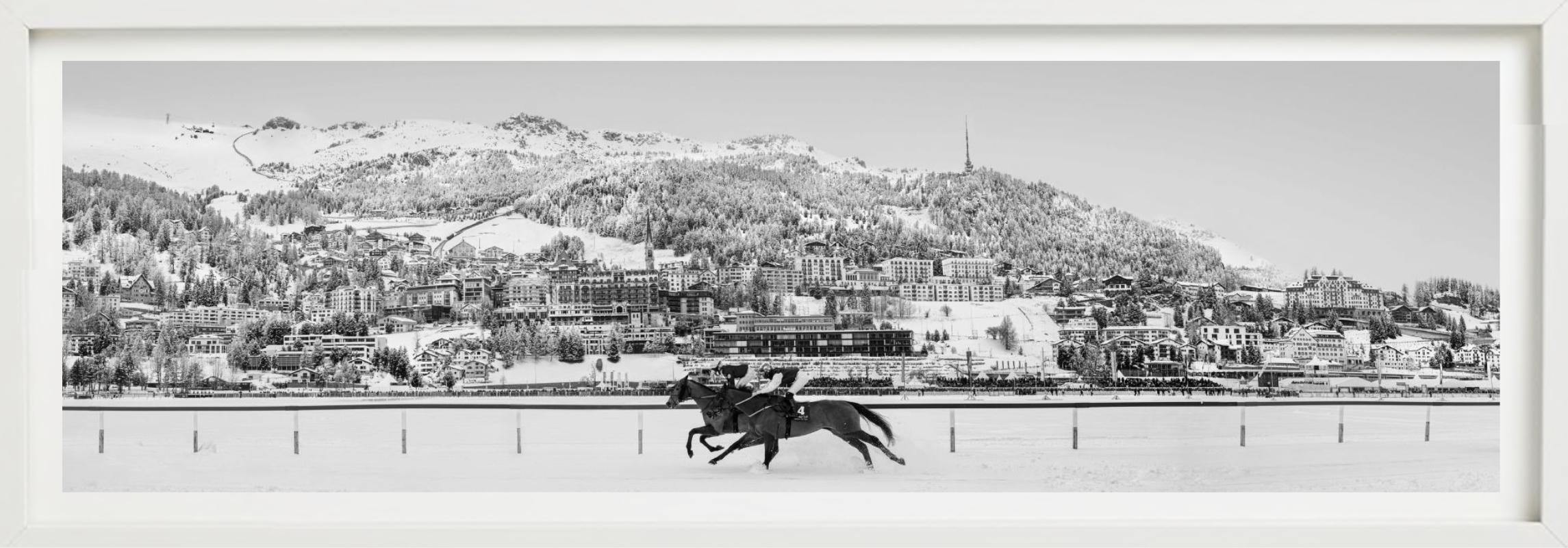 Dancing on ice, St. Moritz, Kunstfotografie – Photograph von David Yarrow