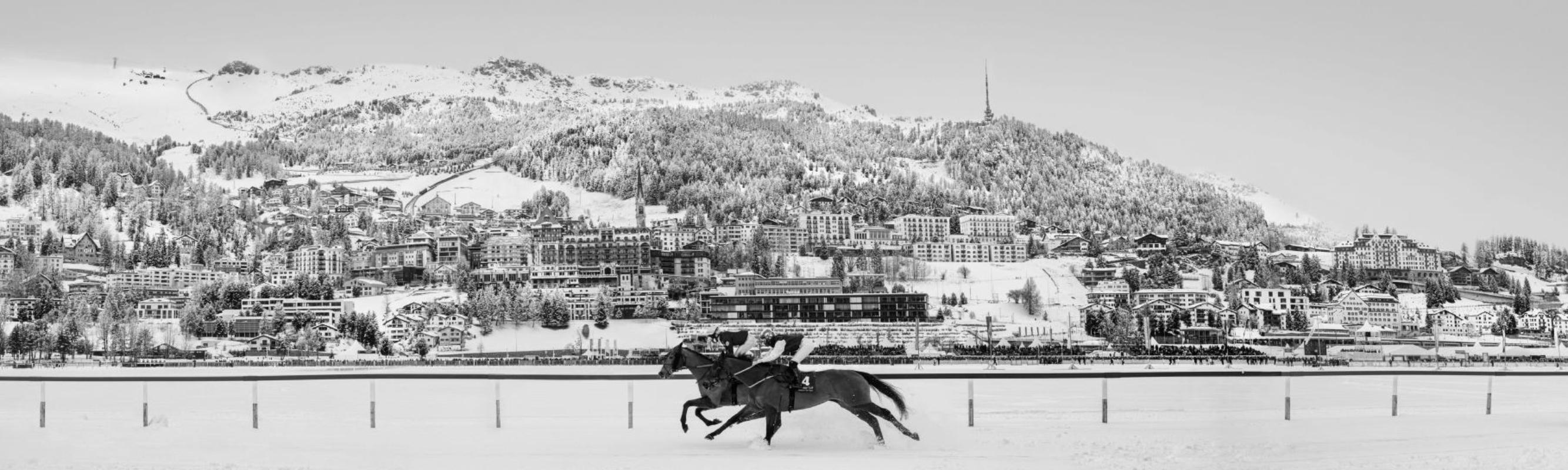 David Yarrow Black and White Photograph – Dancing on ice, St. Moritz, Kunstfotografie