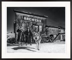 Photographie de David Yarrow "Something's Brewing" Outlaws & a Wolf at the Brewery (Outlaws & a Wolf at the Brewery) 