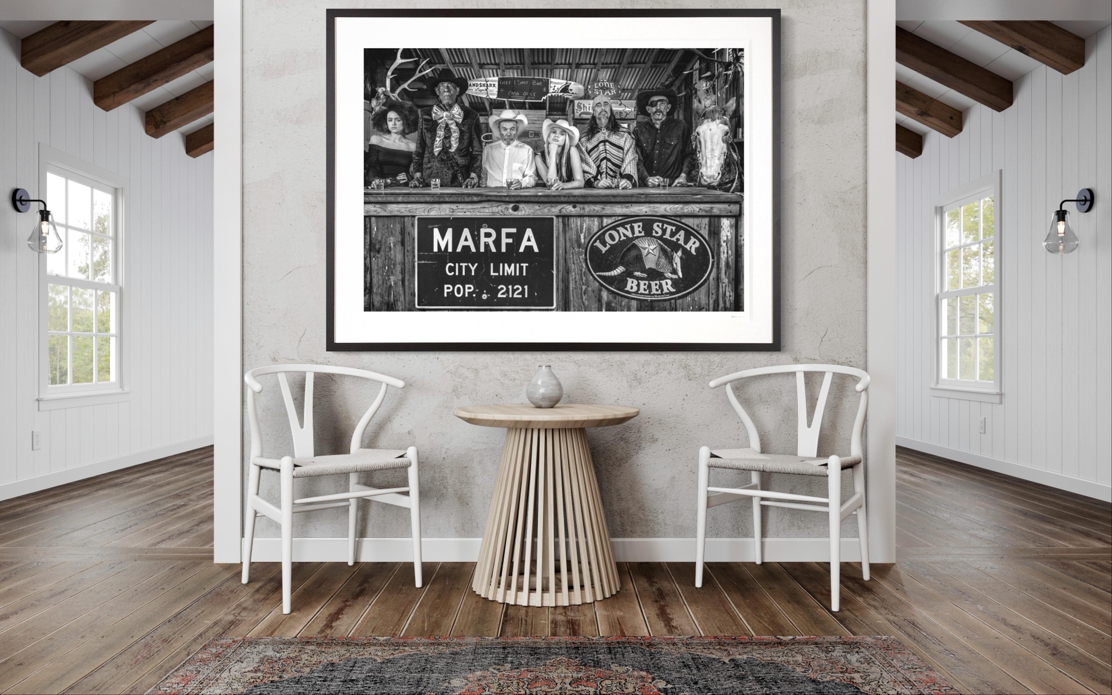 Photographie de David Yarrow « The Magnificent Seven » au bar de Marfa, Ouest du Texas 1