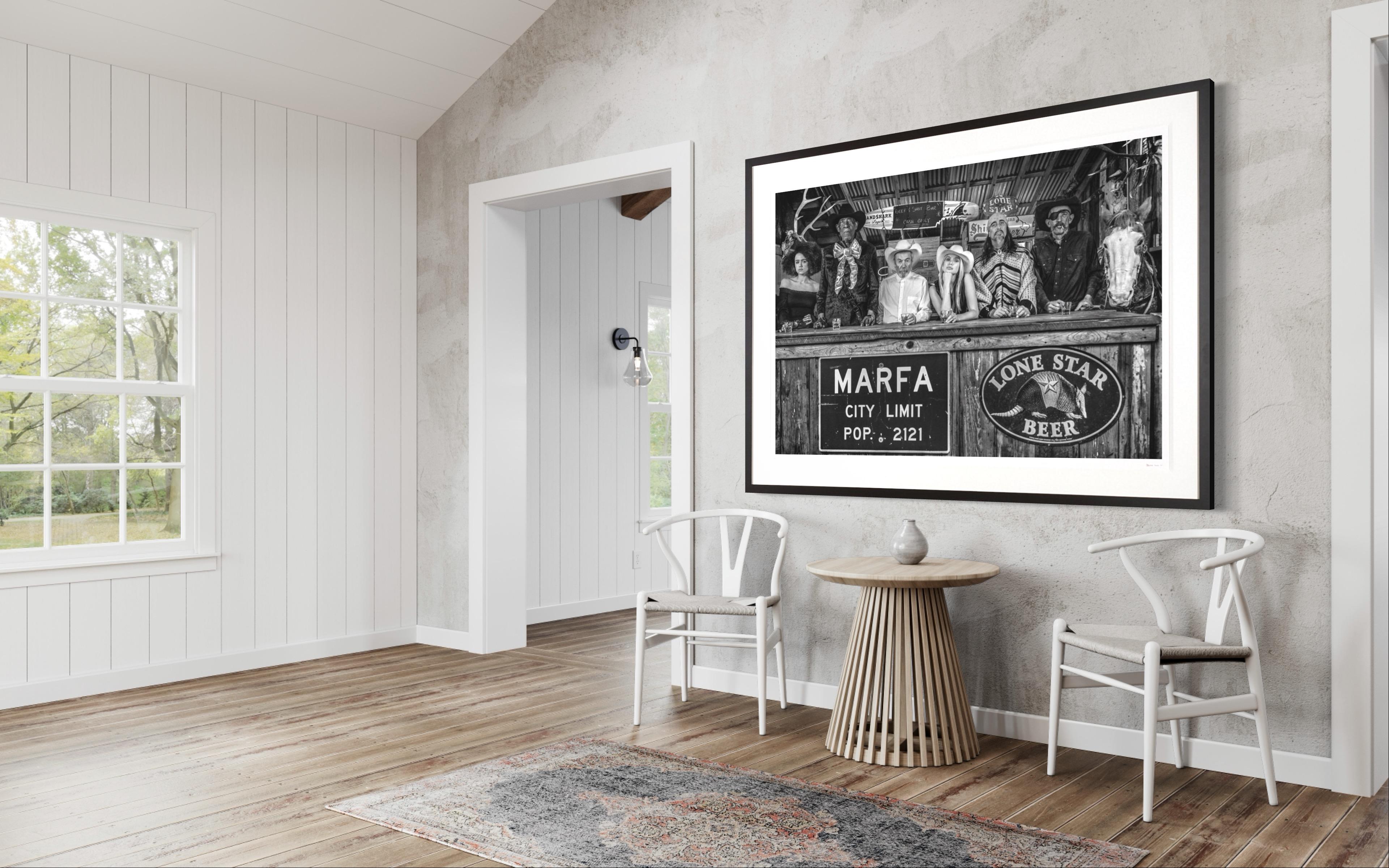 Photographie de David Yarrow « The Magnificent Seven » au bar de Marfa, Ouest du Texas 2
