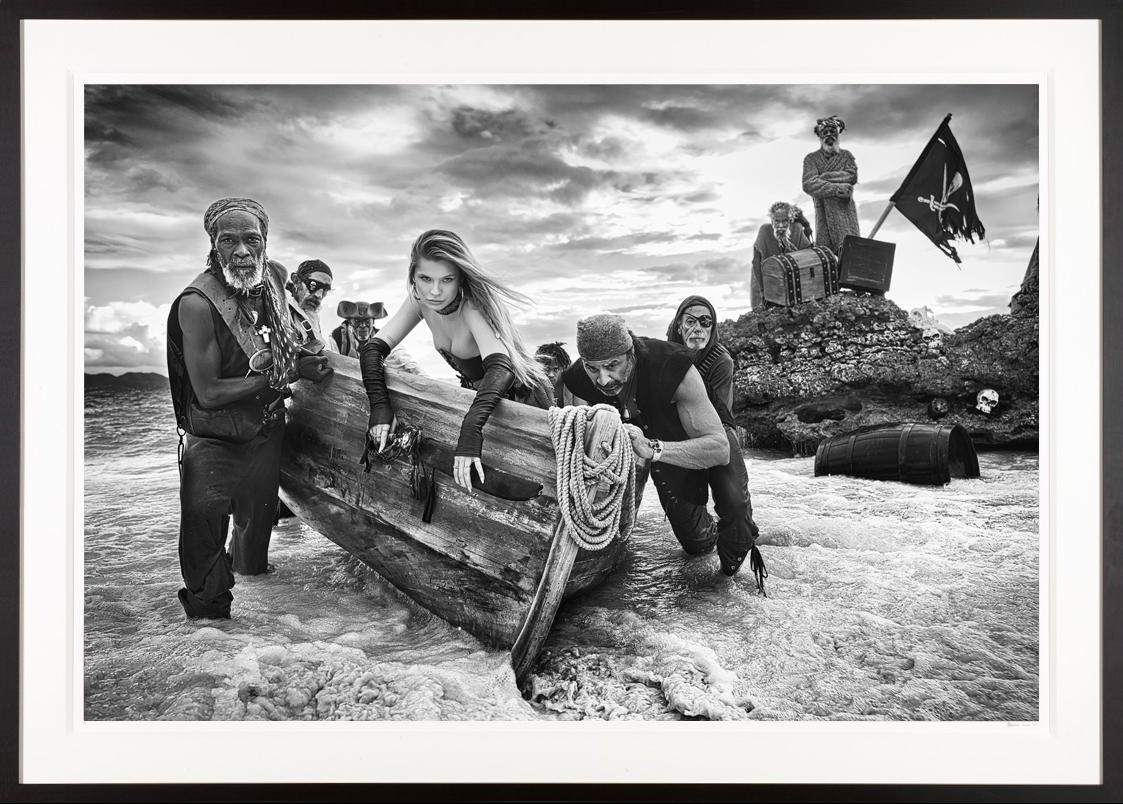 Nude Photograph di David Yarrow - Il forziere dell'uomo morto / La nave pirata di Josie Canseco