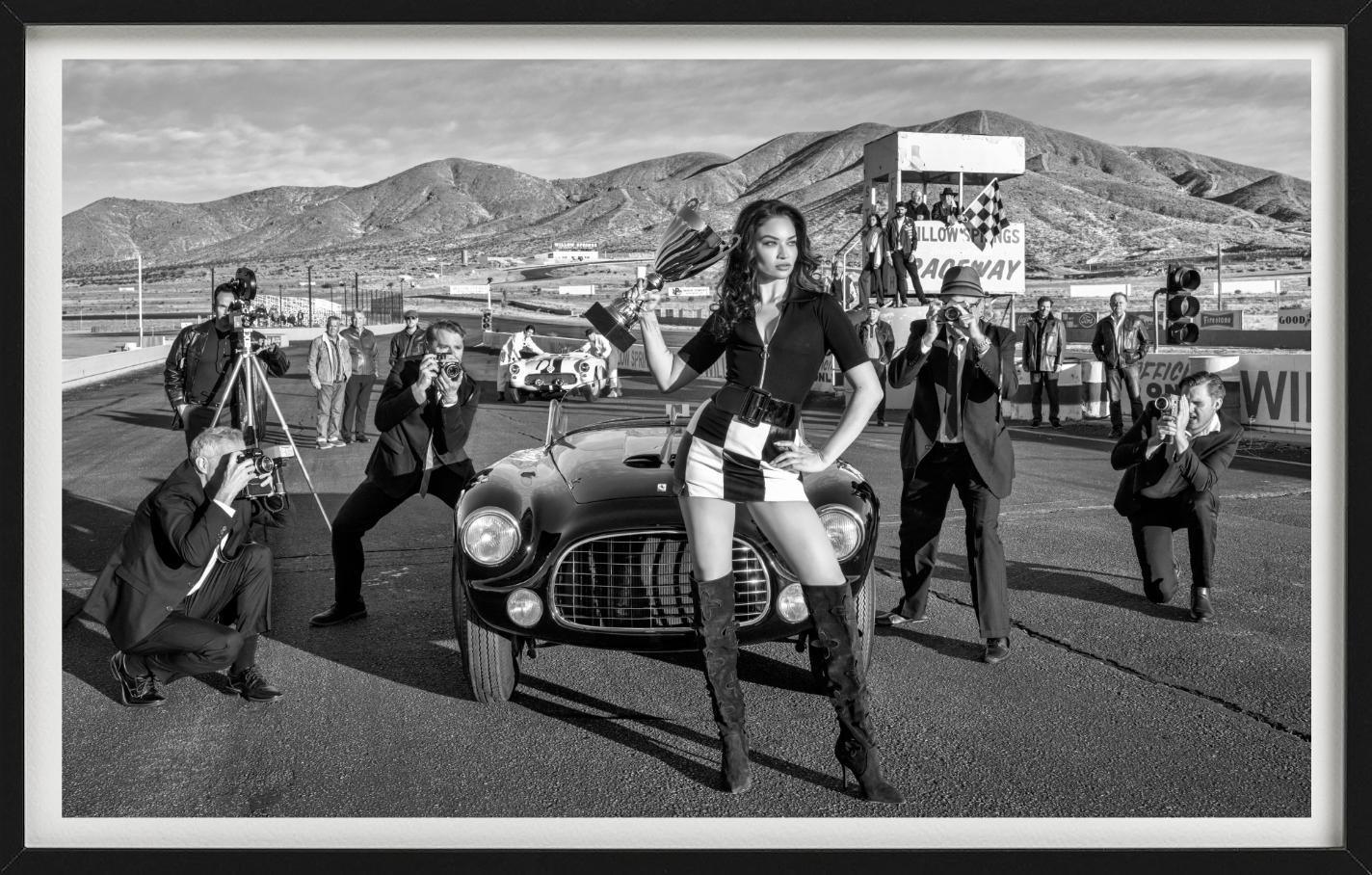Ford Vs. Ferrari, Fotografía artística - Figurative Photograph Gris de David Yarrow