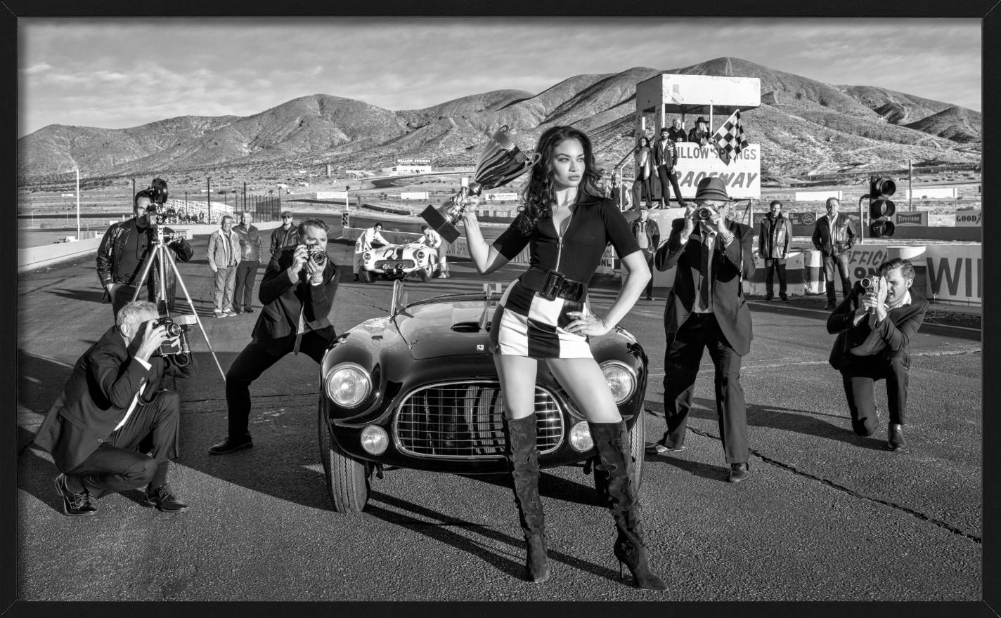 Shanina Shaik sostiene un trofeo fotografiado por David Yarrow.

Todas las impresiones son de edición limitada. Disponible en varios tamaños. Enmarcado de alta gama a petición.

Todas las impresiones están hechas y firmadas por el artista. El
