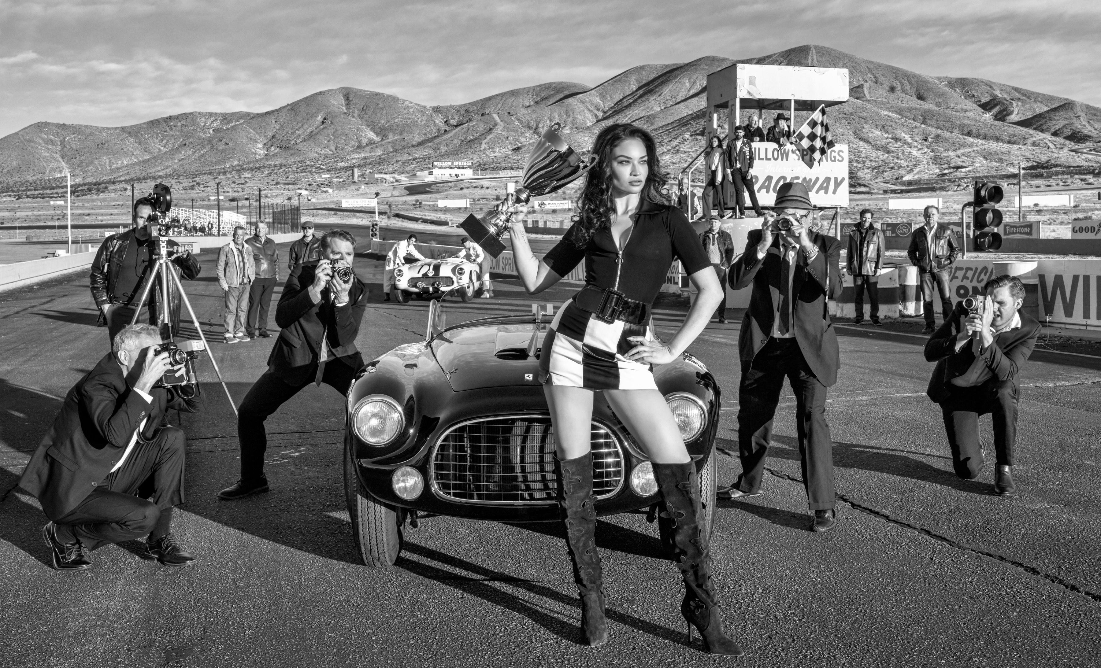David Yarrow Black and White Photograph – Ford vs. Ferrari - Rennstrecke mit Oldtimer, Kunstfotografie 2025