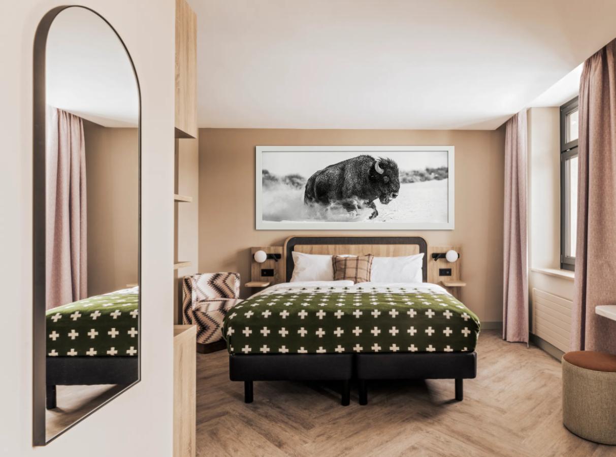 Frozen Mountain, Spanish Creek – Buffalo in Schnee, Kunstfotografie, 2024 im Angebot 1