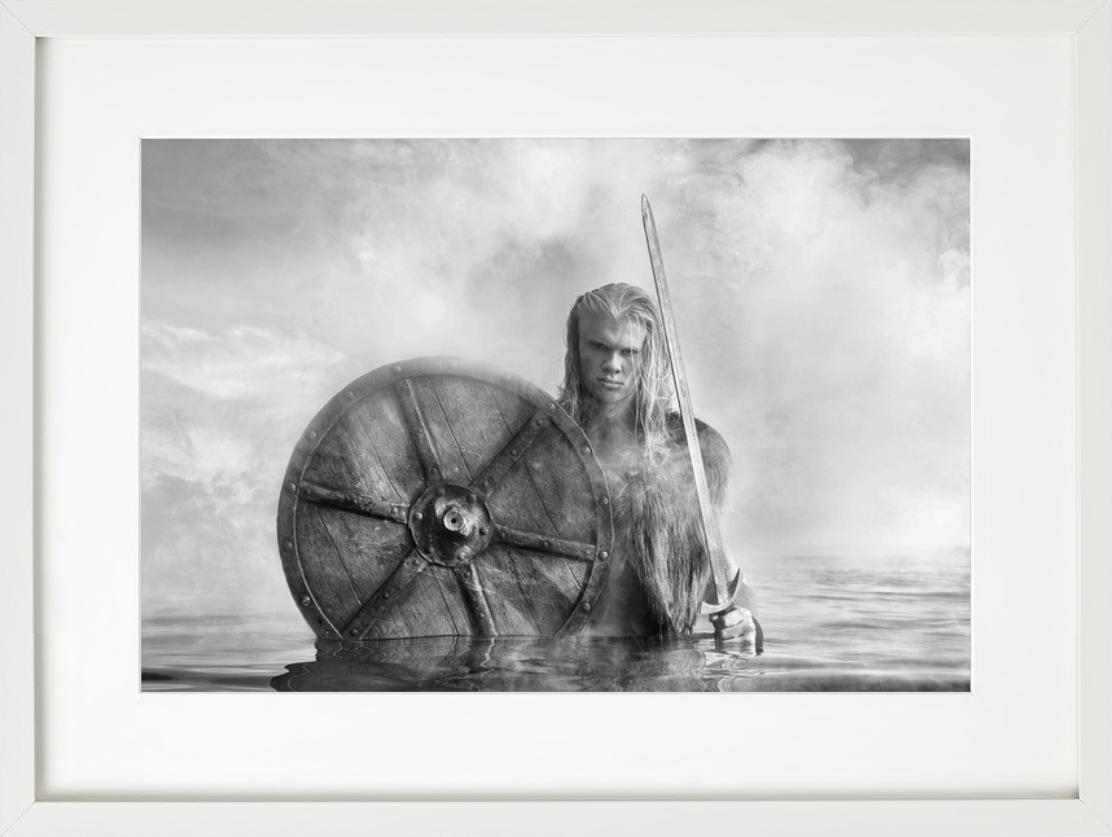 „Haaland“ – Der Fußballspieler als Viking in einem Fjord, Kunstfotografie, 2023 im Angebot 2