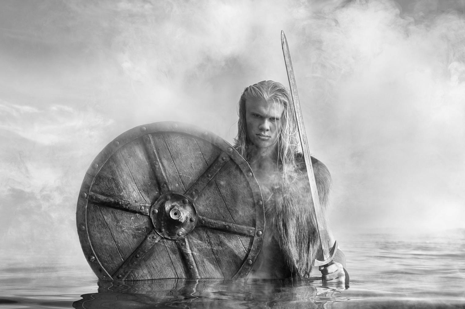 David Yarrow Black and White Photograph – „Haaland“ – Der Fußballspieler als Viking in einem Fjord, Kunstfotografie, 2023
