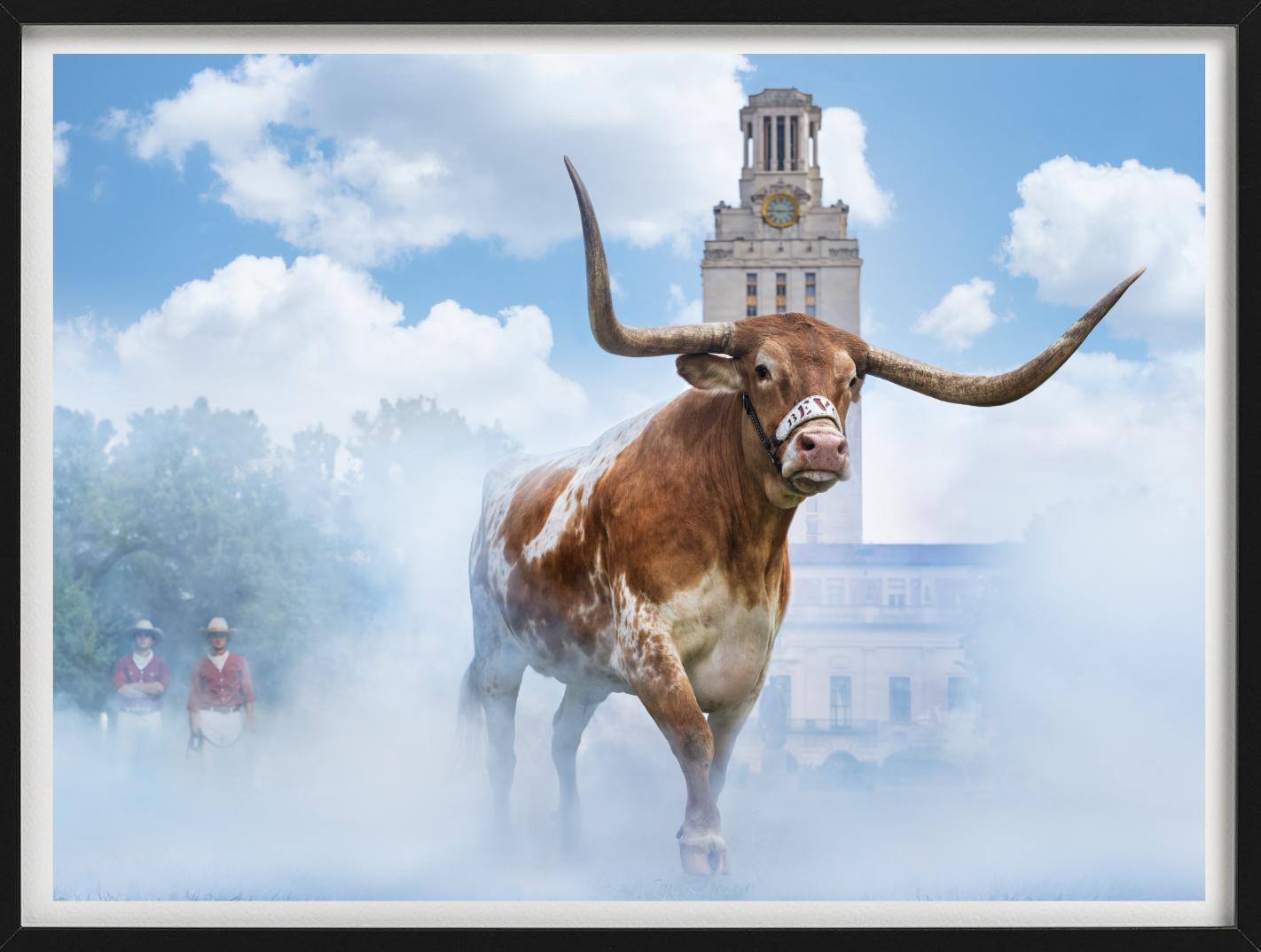 Un toro de pie delante de una iglesia, probablemente en España, dos personas detrás de él con distintivas ropas rojas, fotografiado por David Yarrow.

Todas las impresiones son de edición limitada. Disponible en varios tamaños. Enmarcado de alta