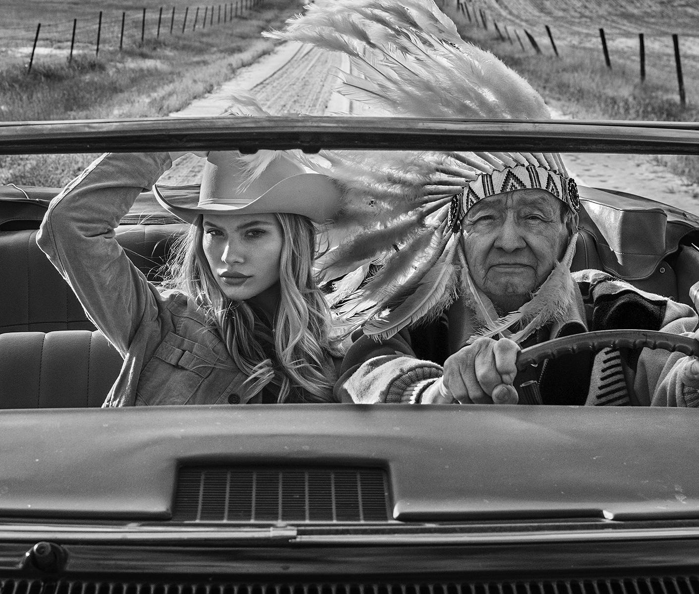 Sexy Josie Canseco mit Indianer in einem Vintage-Auto, „How the West Was Won“  – Photograph von David Yarrow