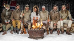 Bébé en glace de glace - Brooks Nader avec des explorateurs polaires assis autour d'une cheminée couleur