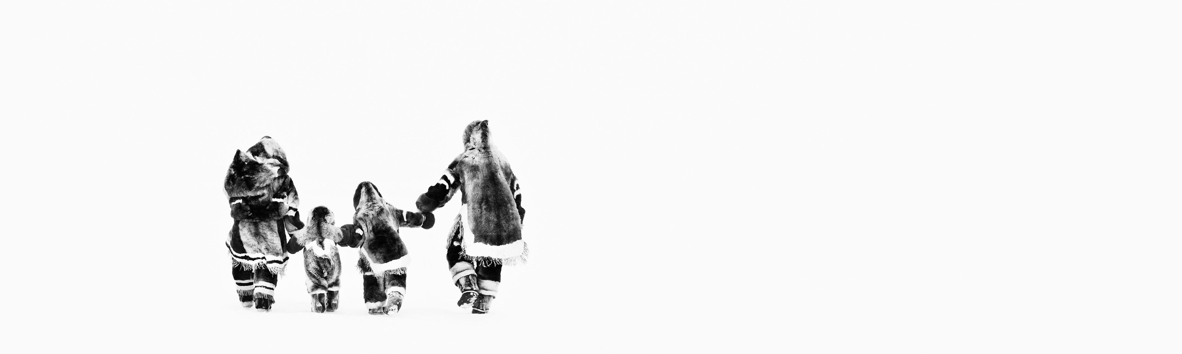 Inuit-Familie
Nunavut, Kanada - 2013

Archivalischer Pigmentdruck auf 315gsm Hahnemühle Photo Rag Baryta Papier 

Auflagenhöhe: 12

Verfügbare Größen:

Standard
Bildgröße: 16" x 53" 
Gerahmt Größe: 31" x 68"

Groß 
Bildgröße: 24" x 80"
Gerahmt
