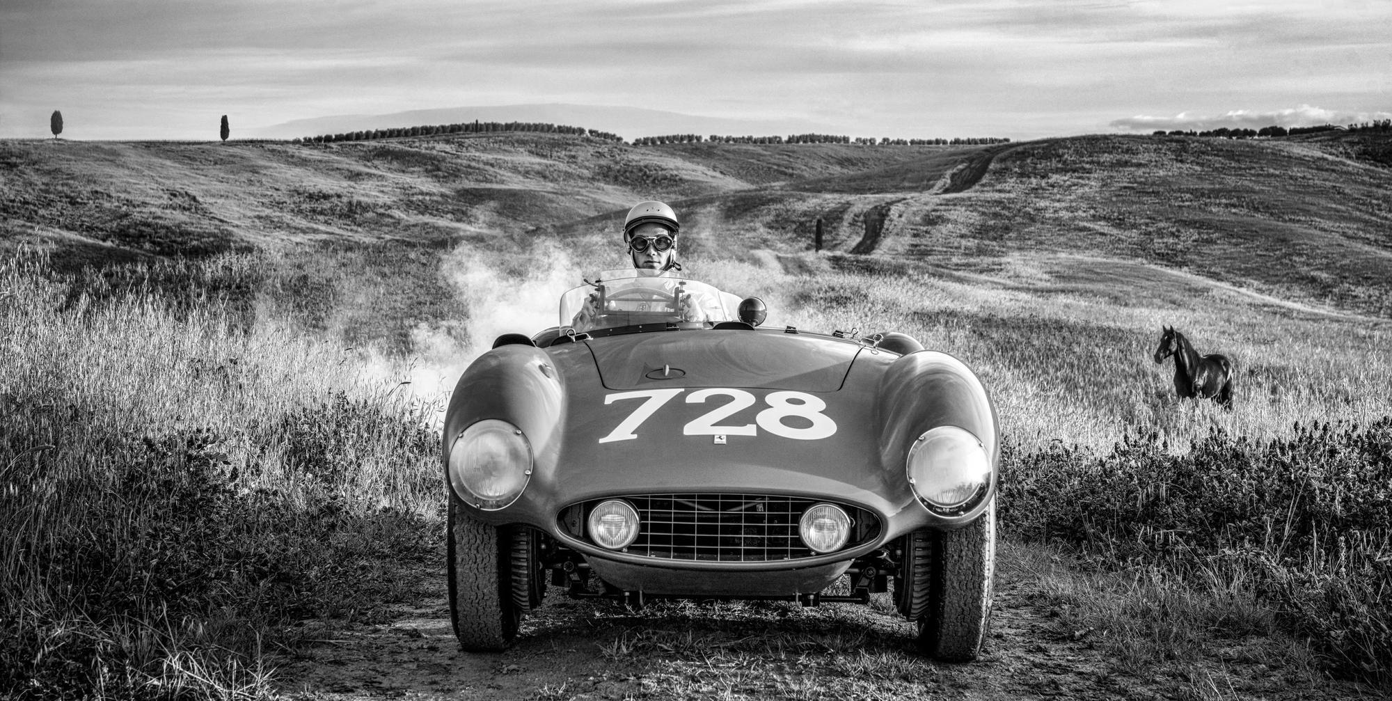 Italia (B&N) di David Yarrow - Ferrari 121LM del 1955 - Toscana, Italia