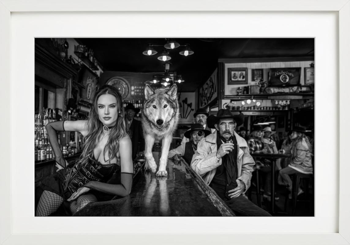 Kochevars, Crested Butte - Modelo y lobo en viejo bar, fotografía artística, 2024 - Photograph de David Yarrow