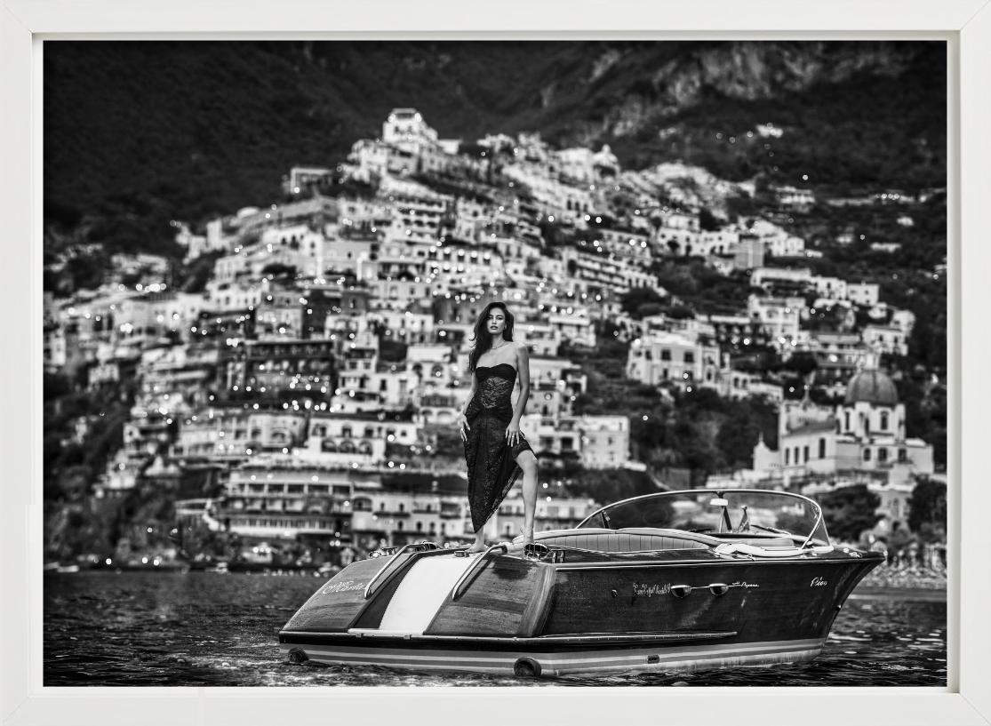 La Dolce Vita, Positano, Italien – Modell auf Motorboot, Kunstfotografie, 2024 im Angebot 5