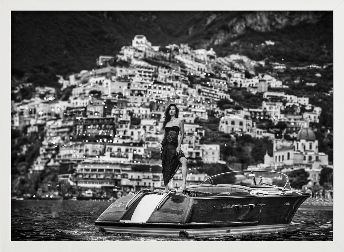 La Dolce Vita, Positano, Italien – Modell auf Motorboot, Kunstfotografie, 2024 im Angebot 6