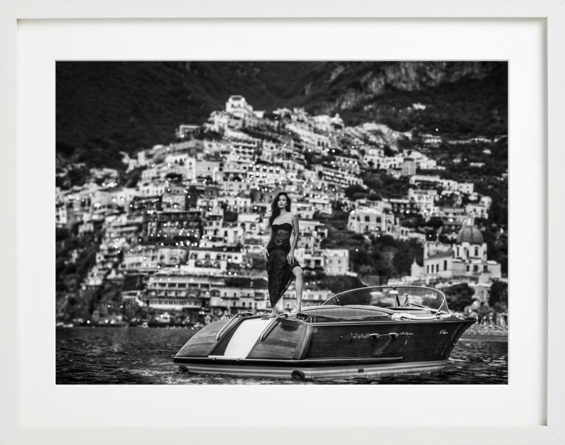 La Dolce Vita, Positano, Italien – Modell auf Motorboot, Kunstfotografie, 2024 – Photograph von David Yarrow