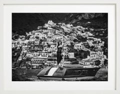 La Dolce Vita, Positano, Italien – Modell auf Motorboot, Kunstfotografie, 2024
