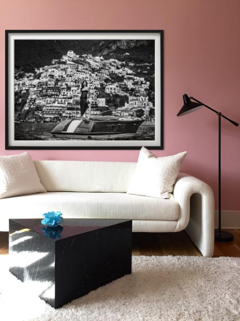 La Dolce Vita, Positano, Italien – Modell auf Motorboot, Kunstfotografie, 2024 (Schwarz), Figurative Photograph, von David Yarrow