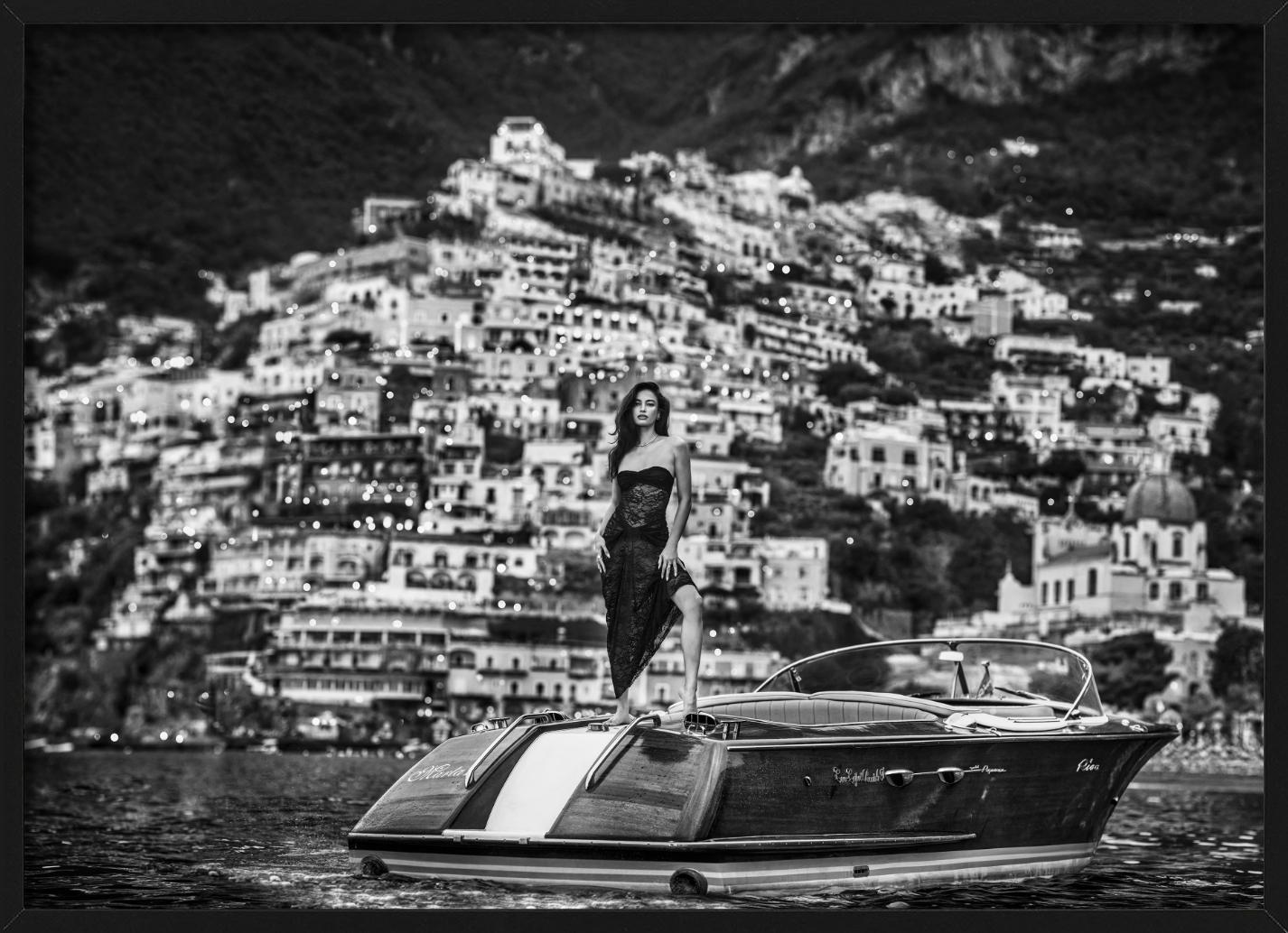 Ein Modell auf einem Riva-Motorboot mit der Landschaft von Positano, fotografiert von David Yarrow im Jahr 2024.

Alle Drucke sind in limitierter Auflage erhältlich. Erhältlich in mehreren Größen. Hochwertige Einrahmung auf Anfrage.

Alle Drucke