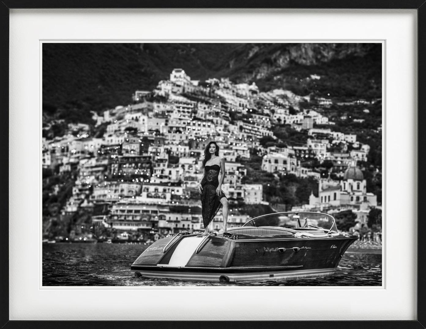 La Dolce Vita, Positano, Italien – Modell auf Motorboot, Kunstfotografie, 2024 im Angebot 1