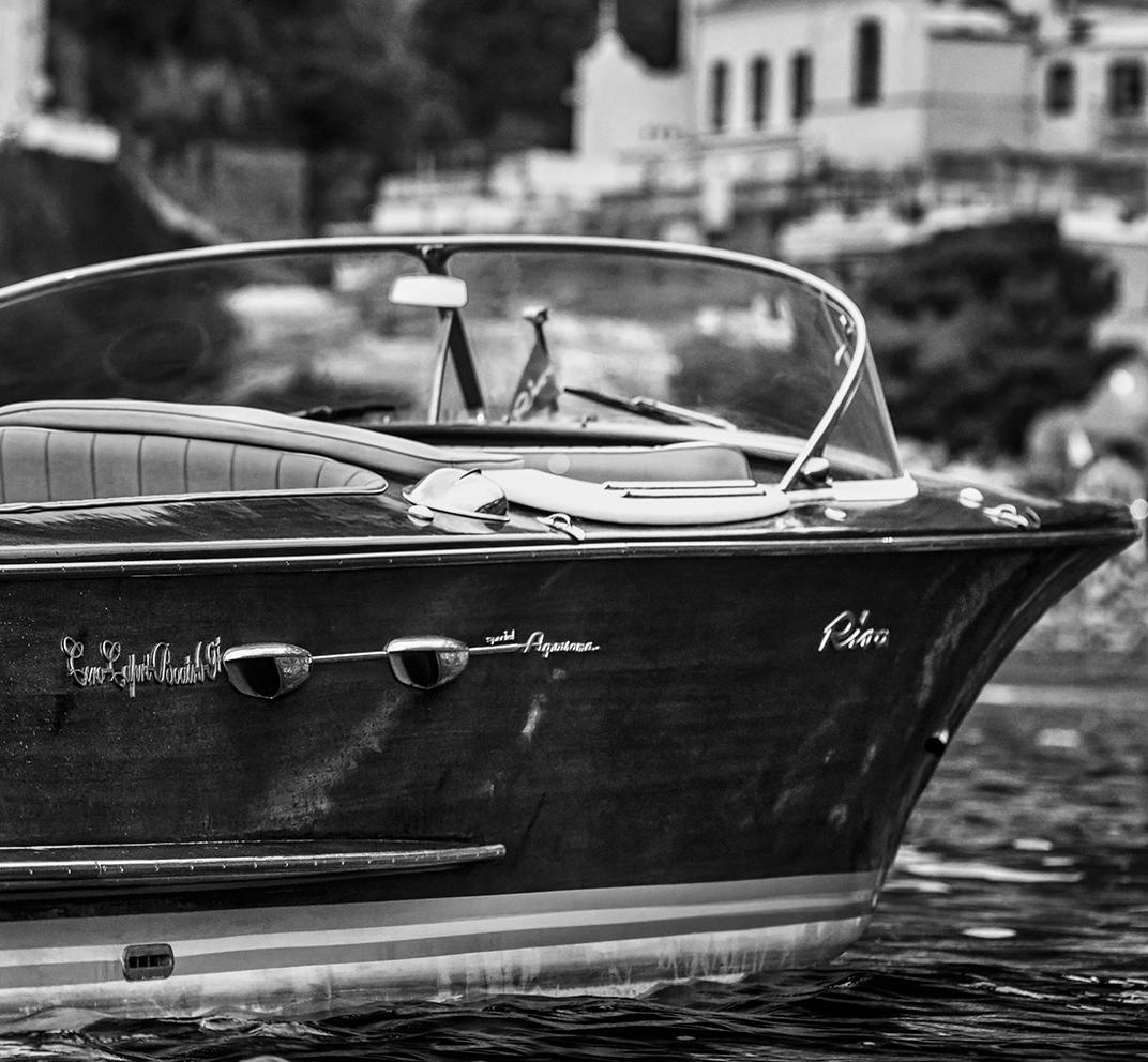 La Dolce Vita, Positano, Italien – Modell auf Motorboot, Kunstfotografie, 2024 im Angebot 2