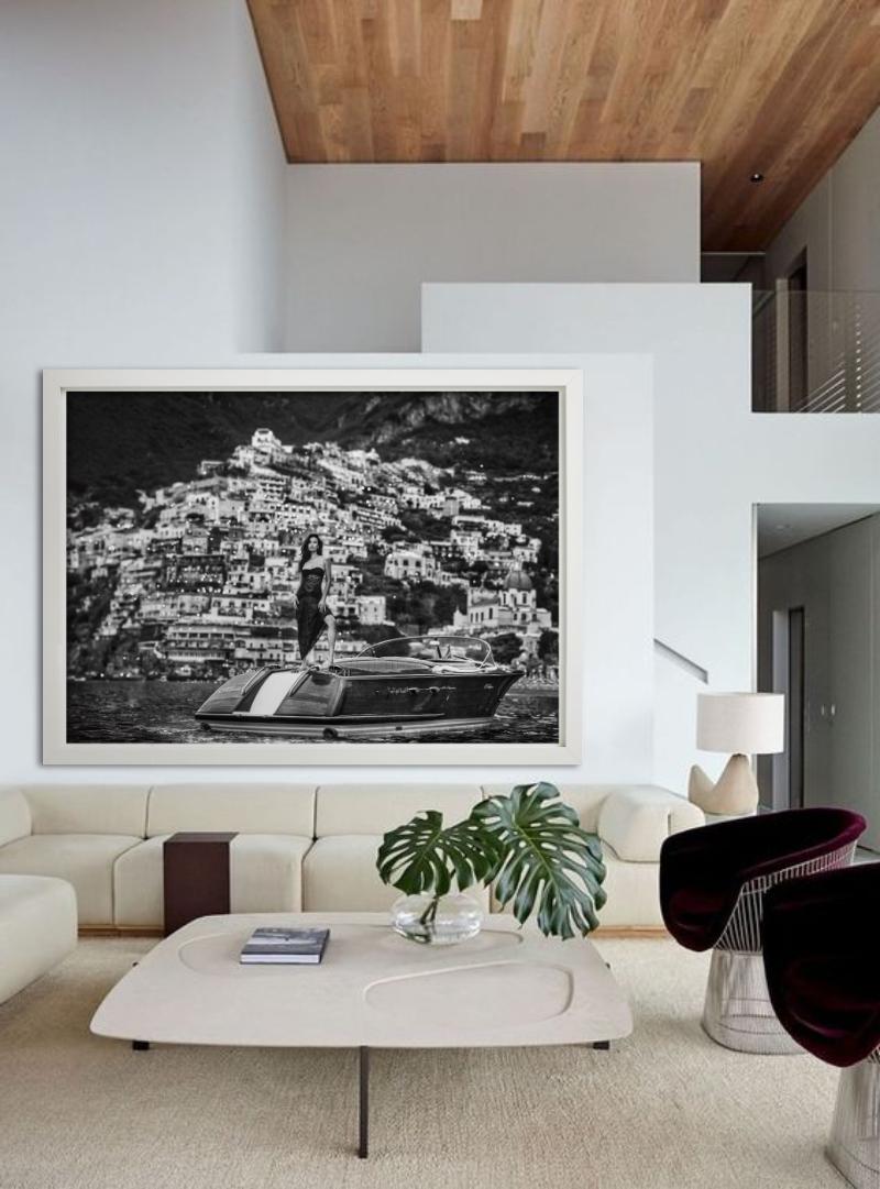 La Dolce Vita, Positano, Italien – Modell auf Motorboot, Kunstfotografie, 2024 im Angebot 3