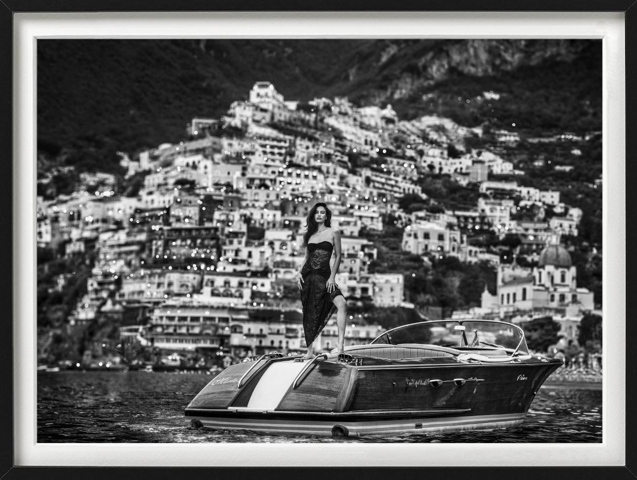 La Dolce Vita, Positano, Italien – Modell auf Motorboot, Kunstfotografie, 2024 im Angebot 4