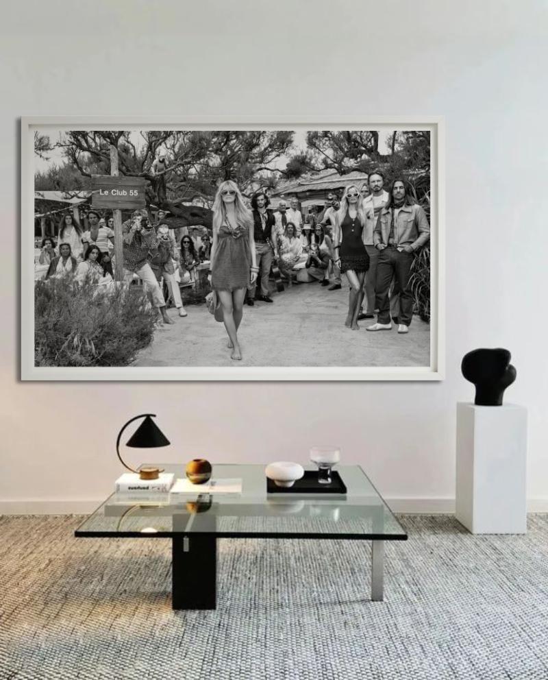 Le Club 55 - Crowd in St. Tropez' berühmter Strandbar, Kunstfotografie, 2024 im Angebot 5