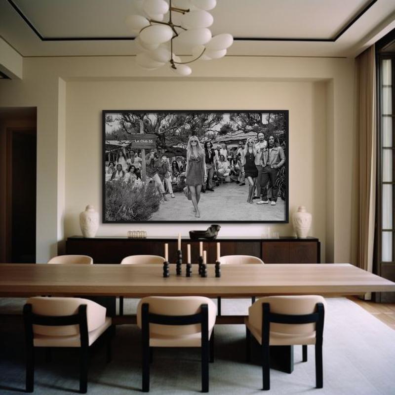 Le Club 55 - Crowd in St. Tropez' berühmter Strandbar, Kunstfotografie, 2024 – Photograph von David Yarrow