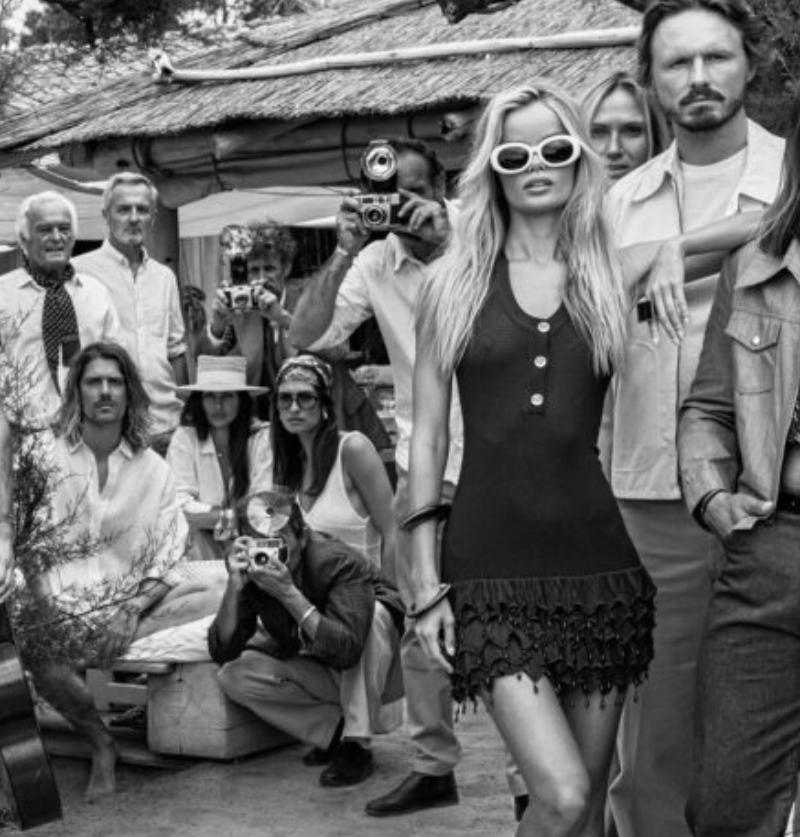 Le Club 55 - Crowd in St. Tropez' berühmter Strandbar, Kunstfotografie, 2024 (Zeitgenössisch), Photograph, von David Yarrow