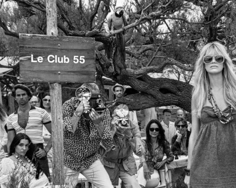 Le Club 55 - Crowd in St. Tropez' berühmter Strandbar, Kunstfotografie, 2024 (Grau), Black and White Photograph, von David Yarrow