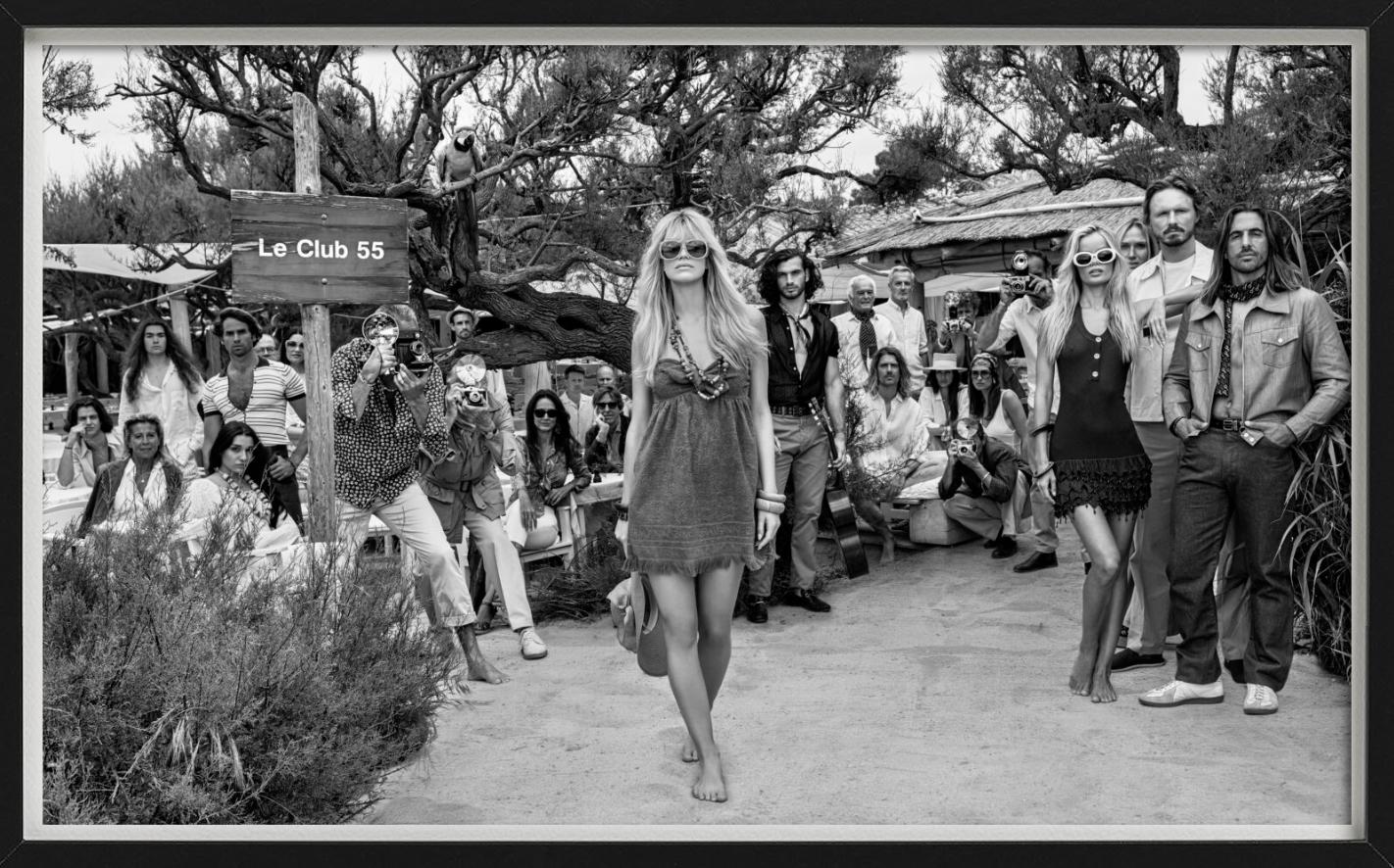 Le Club 55 - Crowd in St. Tropez' berühmter Strandbar, Kunstfotografie, 2024 im Angebot 1