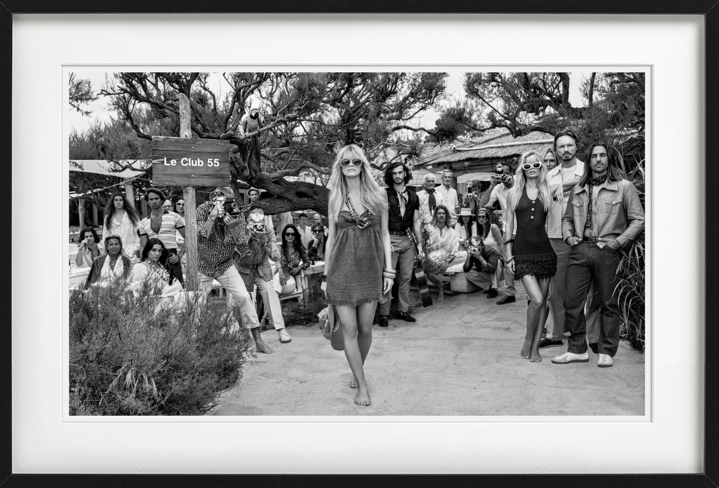 Le Club 55 - Crowd in St. Tropez' berühmter Strandbar, Kunstfotografie, 2024 im Angebot 2